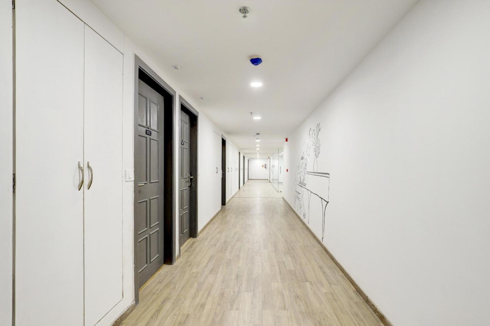 Super Townhouse Rajyash Rise Hotel Sarkhej Екстериор снимка